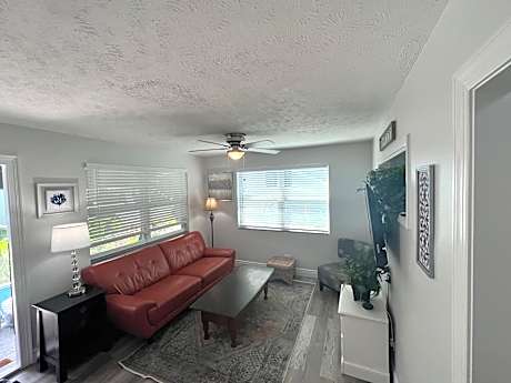 875 Oasis #1 Location!