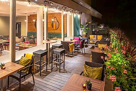 Twin Room With Park View Comp Wifi/42 Inch Lg Television Walkin Shower/crisp White Duvet/laptop Safe