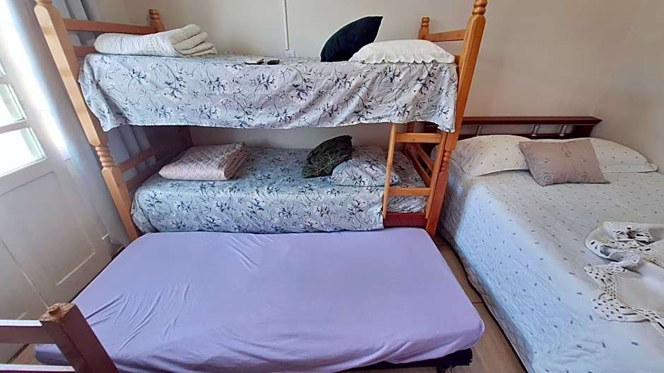 KITNET S2 em TORRES-RS - Na mais bela praia Gaúcha - Cozinha - Banheiro - Ar condicionado - TV smart 32' - Wi-Fi - Estacionamento - Anfitriã Superhost no BnB