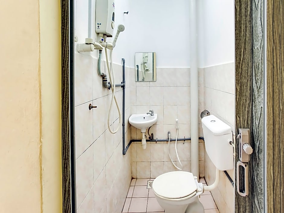 OYO 89615 T Family Hotel