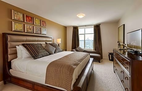 Two-Bedroom Executive Suite with Den - Non-Smoking