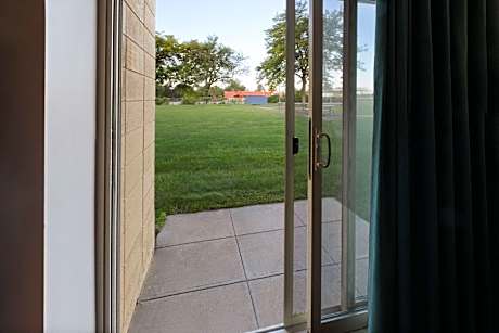 Queen Studio Suite - Non-Smoking