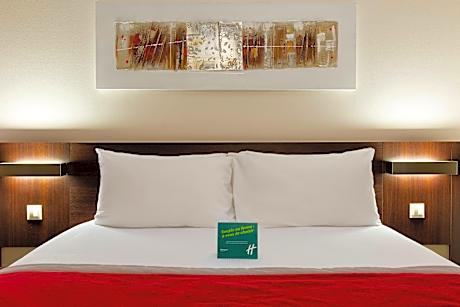 1 Queen Standard Accessible City View