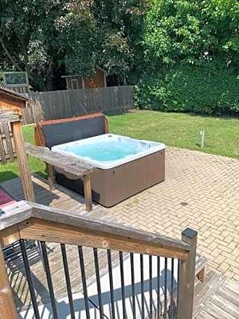 Appartment with Hot Tub and Backyard and Free Parking