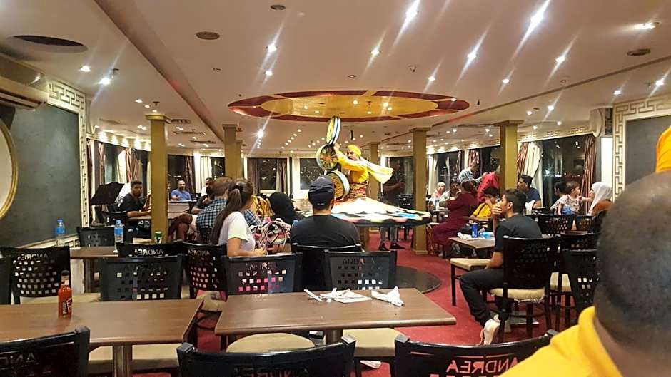 2 Jana Pyramids view inn