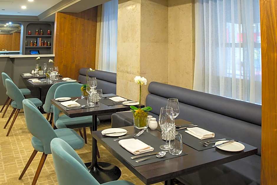 One King West Hotel And Residence