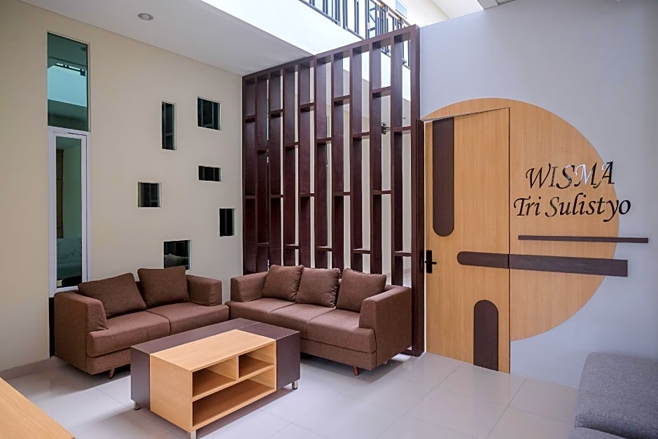 RedDoorz Plus near UMS Solo 2