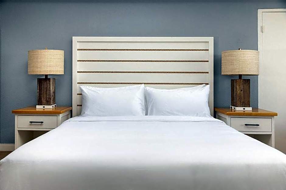 Photo 1 of 12 of Standard 1 King Bed