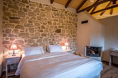 Deluxe Double or Twin Room with Mountain View and Spa Bath