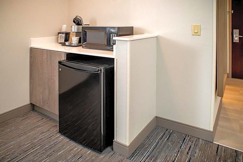 Holiday Inn Express & Suites Fairmont By IHG