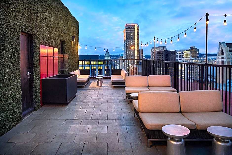 Redmont Hotel Birmingham, Curio Collection by Hilton