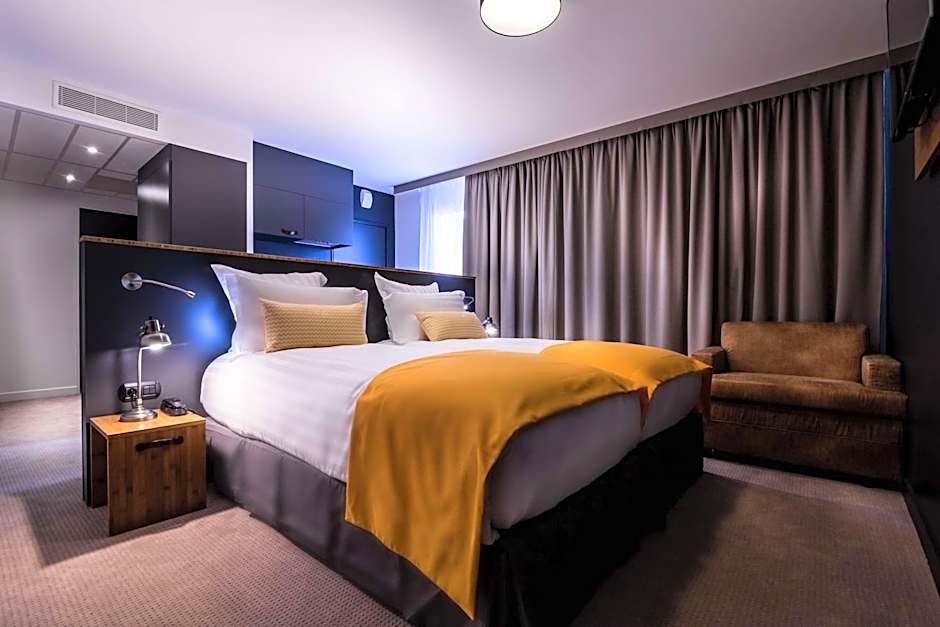 Best Western Plus Suitcase Paris La Defense