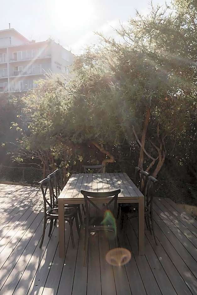 Relaxing modern home in central Sandy Bay