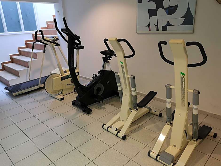 Elmi Beach Hotel & Suites