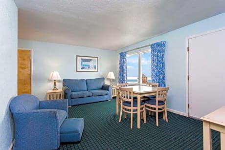 Queen Two-Bedroom Suite with Ocean View - Non-Smoking