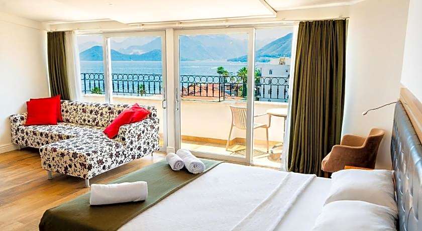 Aurasia Sea Side Hotel