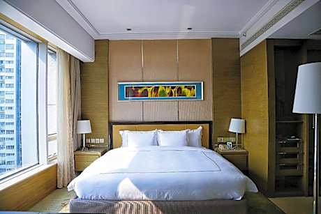 One-Bedroom Suite Lounge Access