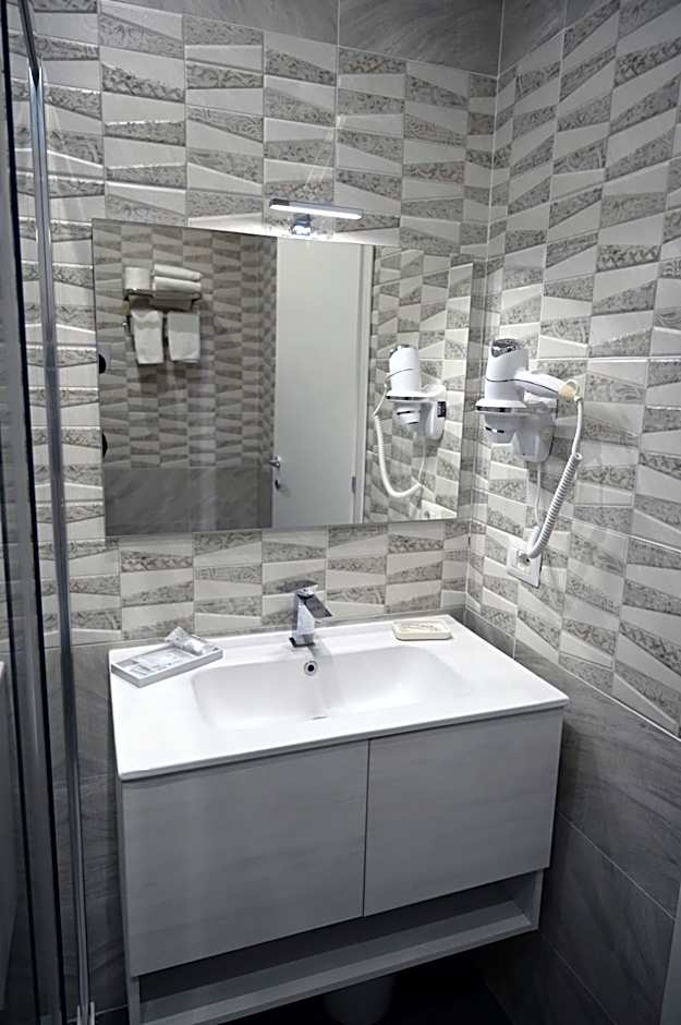 Photo 1 of 9 of Quadruple Room