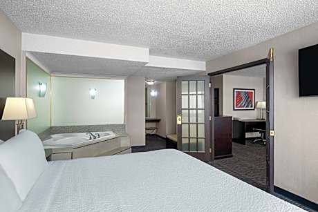 One-Bedroom King Suite with Jetted Tub - Non-Smoking