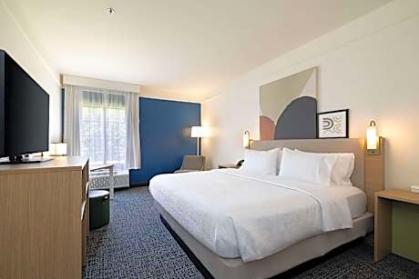 1 King Bed Hearing Accessible