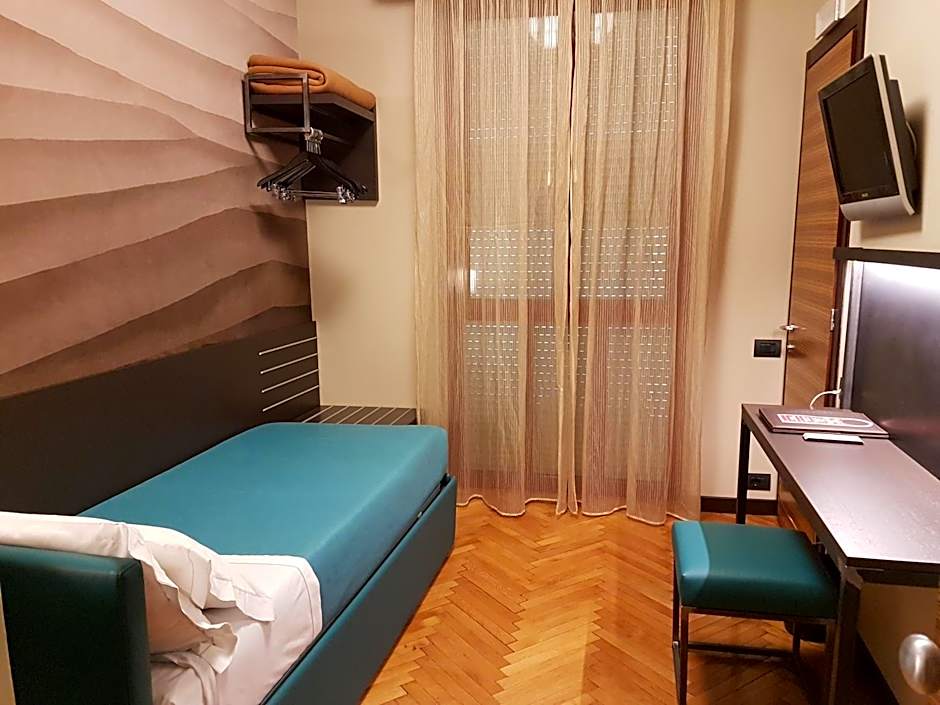 Photo 1 of 4 of Single Room