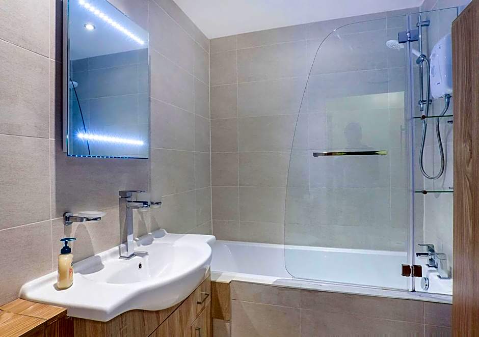 Riverbank View Three Bedroom Apartment with Free Parking