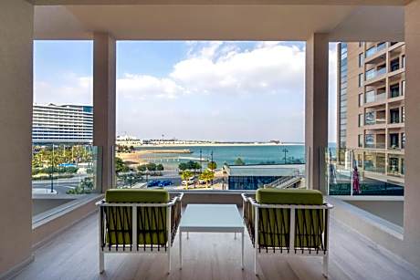 One-Bedroom King Suite Apartment with Balcony and Sea View
