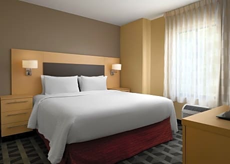 2 Bedroom Suite, Bedroom 1: 1 King, Bedroom 2: 1 King, Sofa Bed
