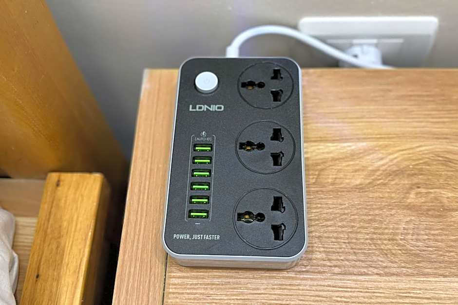 Calm & Classy 2BR - 5 min to Airport