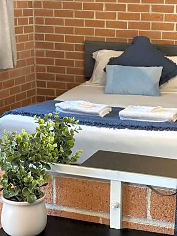 The Oaks Hotel Motel