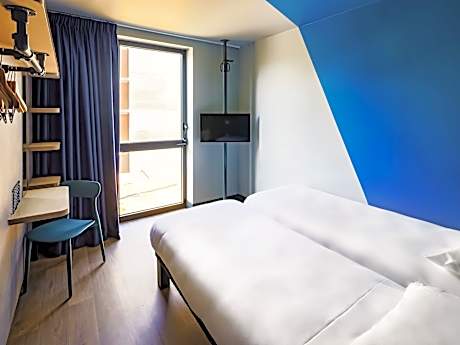 Bedroom with 2 single beds