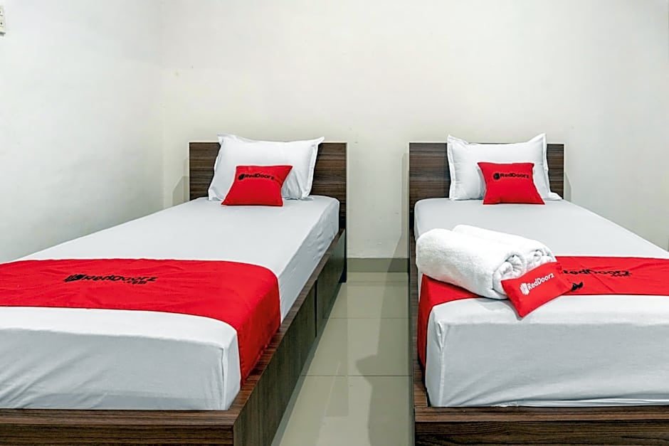 RedDoorz Syariah near Stadion Teladan Medan