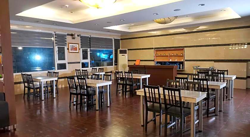 Townhouse Oak Vera Hotel Near Clark International Airport