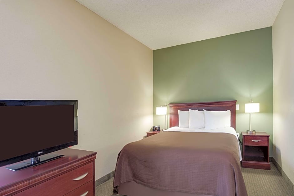 Photo 1 of 3 of 1 Queen Bed Suite, Accessible