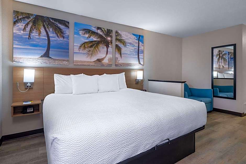 Days Inn & Suites by Wyndham Commerce