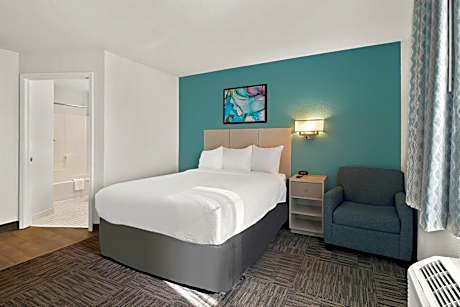Queen Room with Accessible Tub - Accessible/Non Smoking