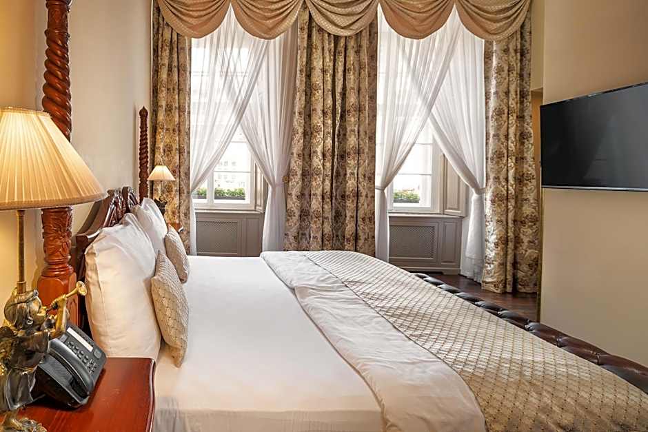 Iron Gate Hotel & Suites