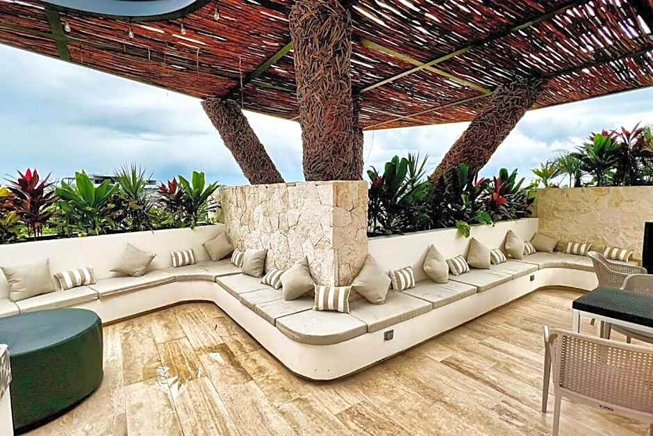 Spacious Penthouse with pool