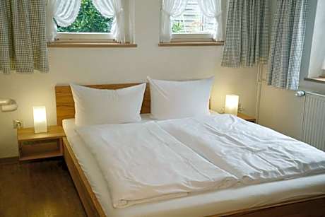 One Bedroom Apartment with Terrace & Access to Garden