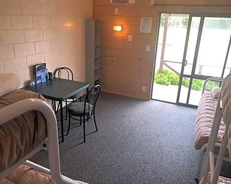 Large Cabin with Shared Bathroom (6 Guests)