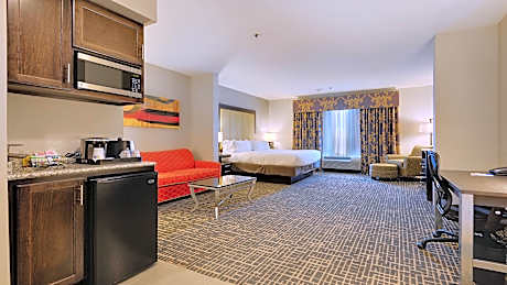1 King Bed Suite Comm Accessible Tub