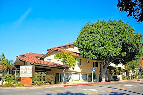 Lamplighter Inn & Suites