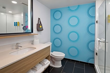 2 Queen Mobility/Hearing Access W/Tub