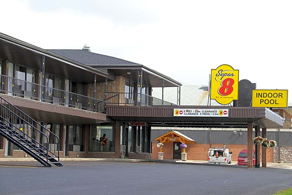 Super 8 by Wyndham Hearst ON