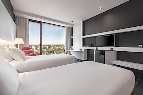 Twin Guestroom Skyline View