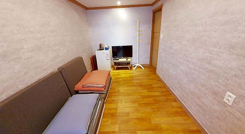 Hwangridangil Adamjeong Hanok Stay