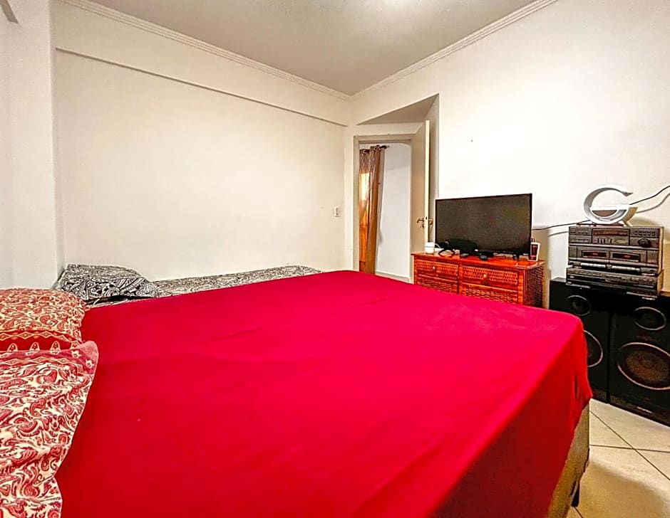 Apto a poucos metros da Praia do Gonzaguinha SP