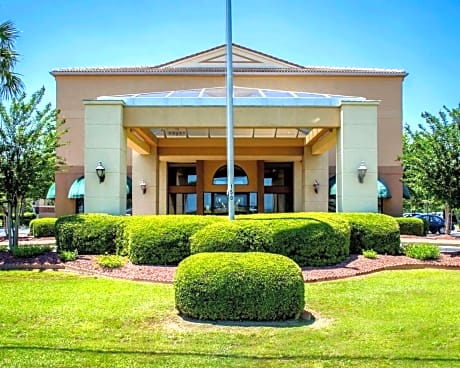 Quality Inn & Suites at Airport Blvd I-65