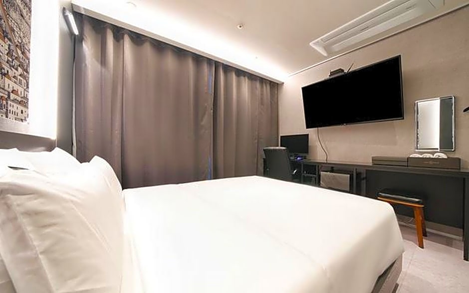 Hotel Hermes at Yongin Everland Station