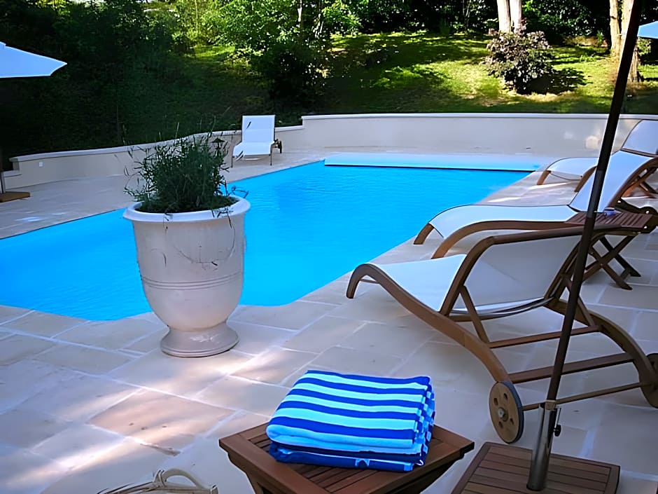 Logis Hotel Le Petit Casset